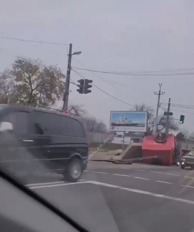 Плити впали на кабіну фури