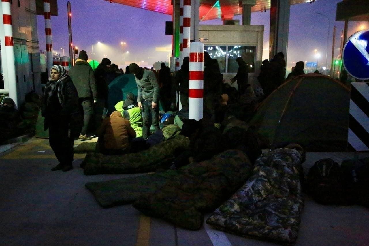 Мигранты поставили палатки и спальники