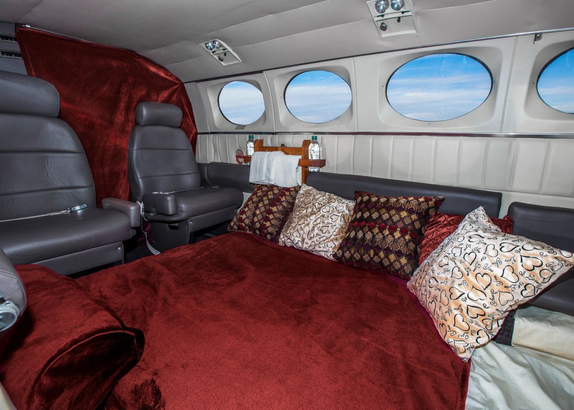 Огромная кровать на самолете
