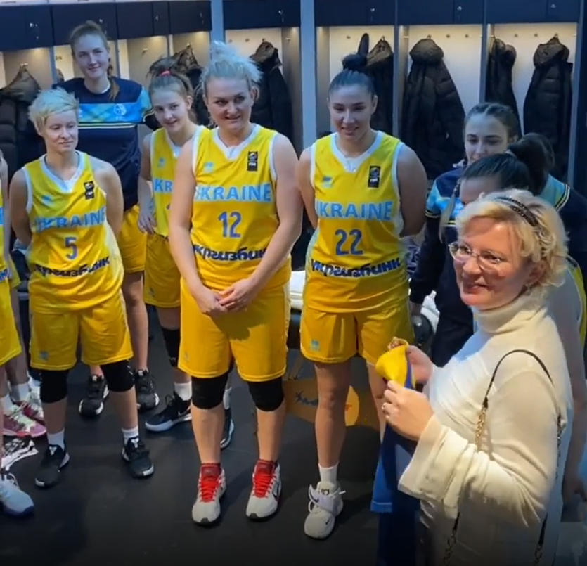Діброва (крайня справа) підтримала жіночу збірну України з баскетболу.