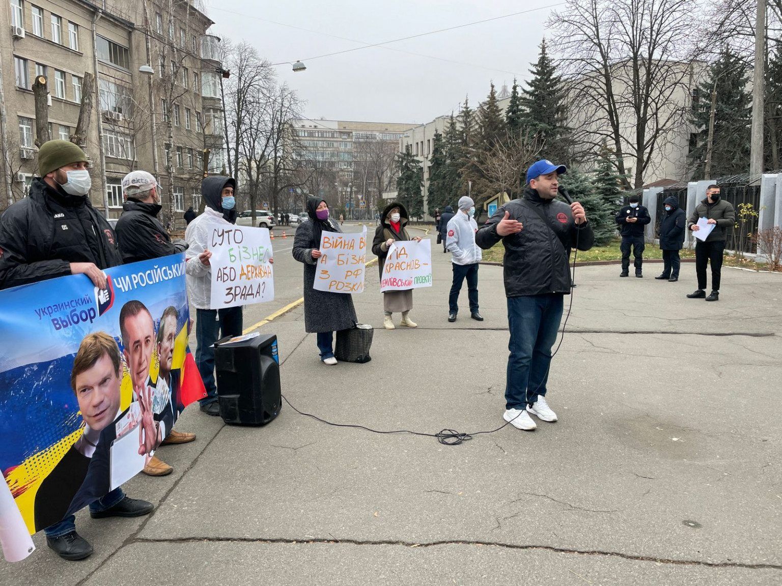 Митингующие требуют ввести санкции в отношении Краснова
