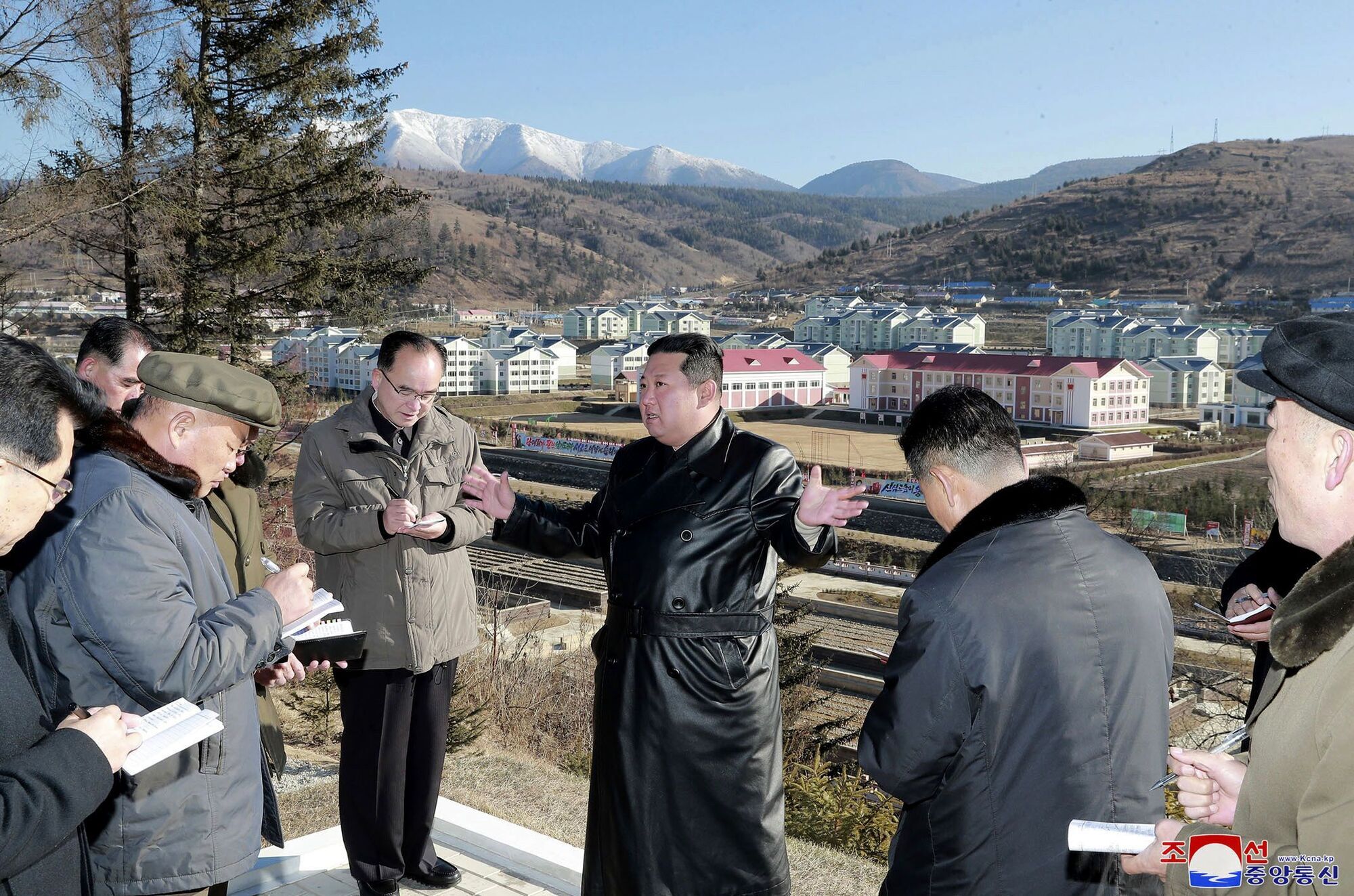 Ким Чен Ын во время инспектирования Самчжиена
