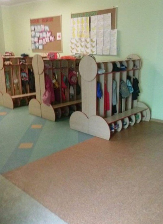 Шкафы в детском саду очень странной формы.