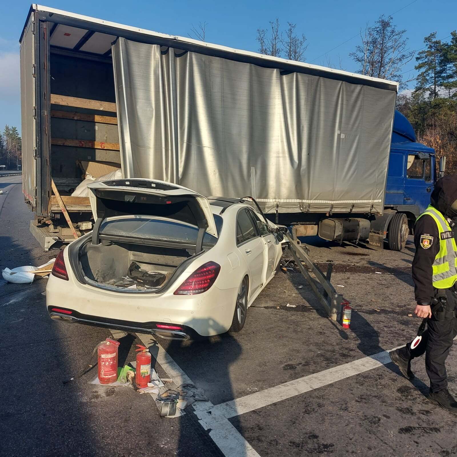 Mercedes-Benz столкнулся с грузовиком MAN
