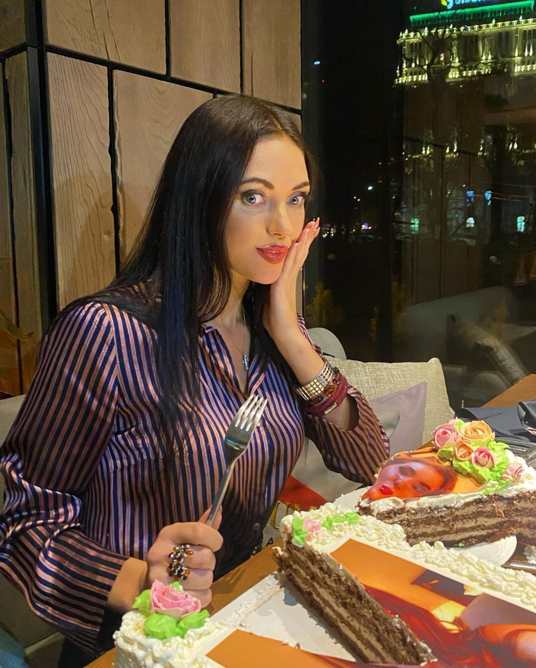 Певица Виктория Смеюха со скандальным тортом