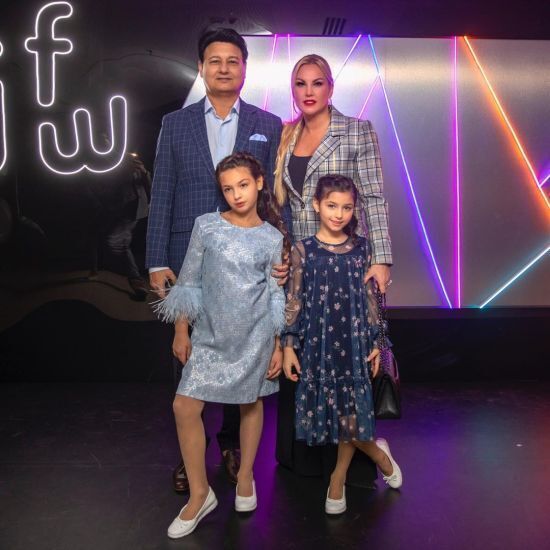 Камалія з чоловіком Мохаммадом Захуром та доньками на дитячому Fashion Week