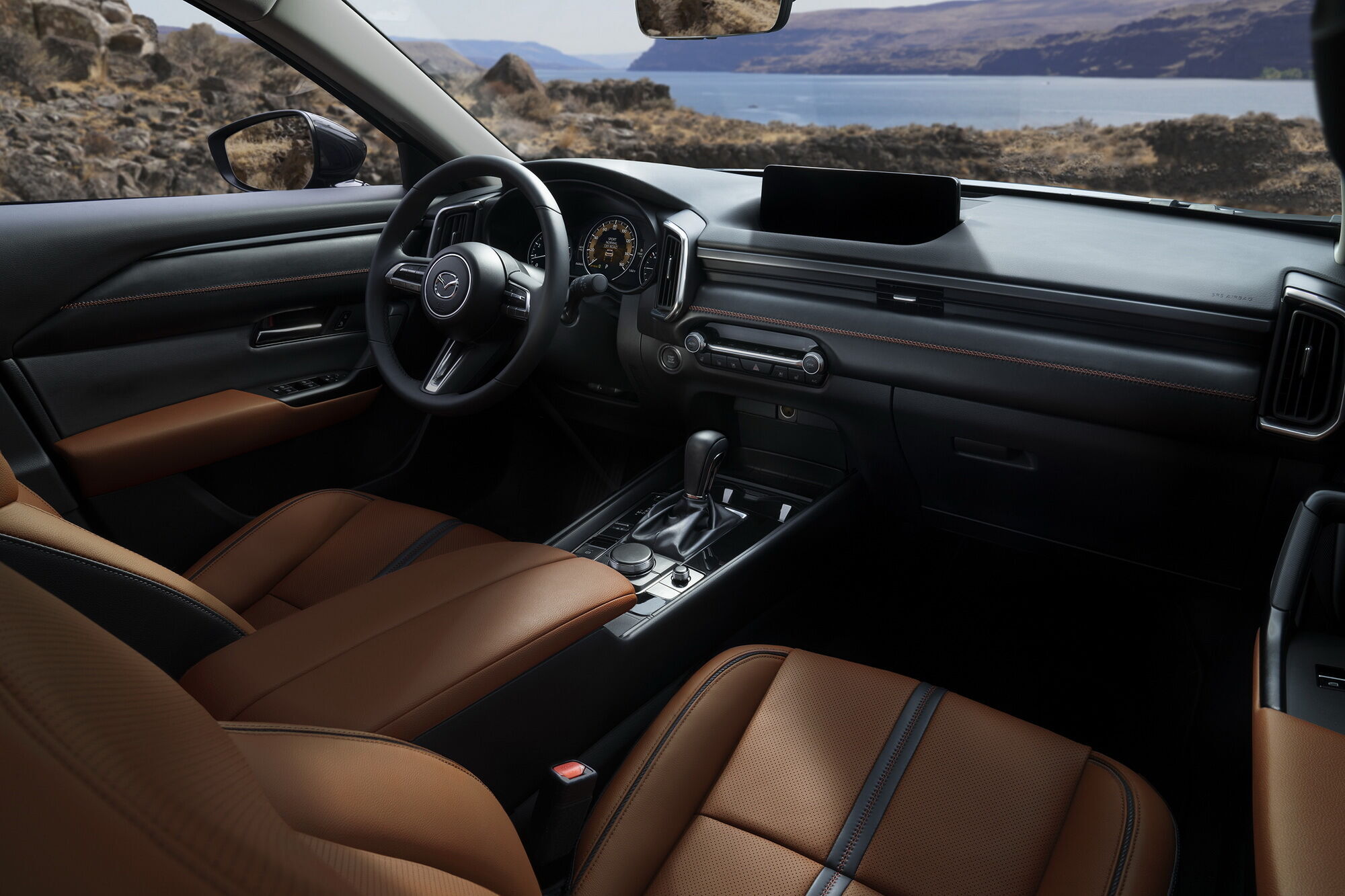 В салоне Mazda CX-50 доминирует стилистика минимализма