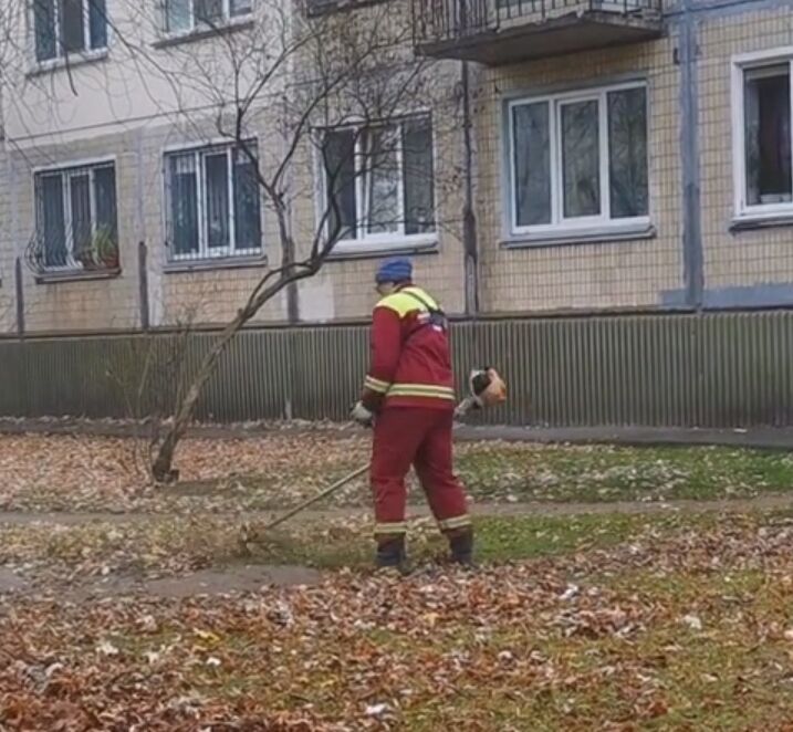 Комунальник косив опале листя.