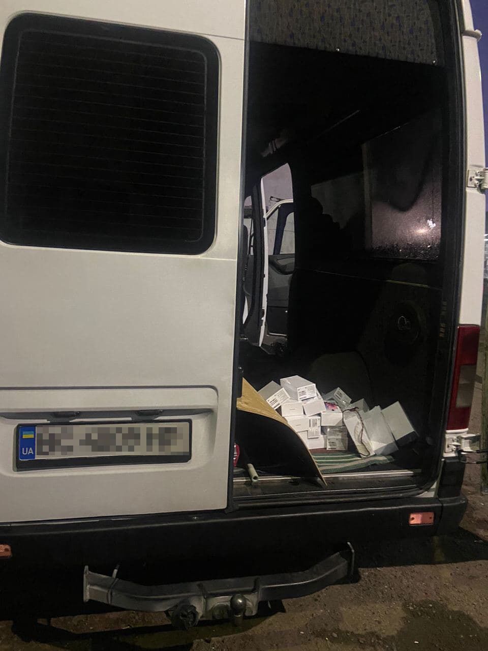 Контрабандист сховав телефони під обшивку свого мікроавтобуса