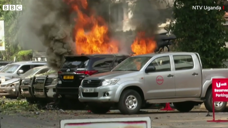 Машины, припаркованные возле парламента, загорелись
