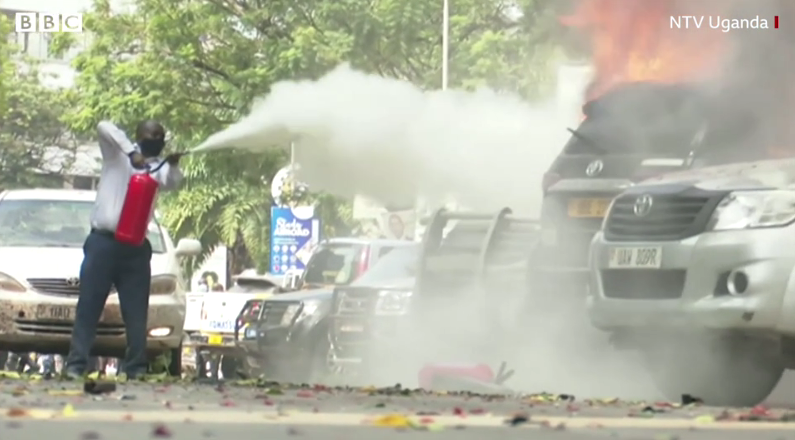 Машини, припарковані біля парламенту, спалахнули