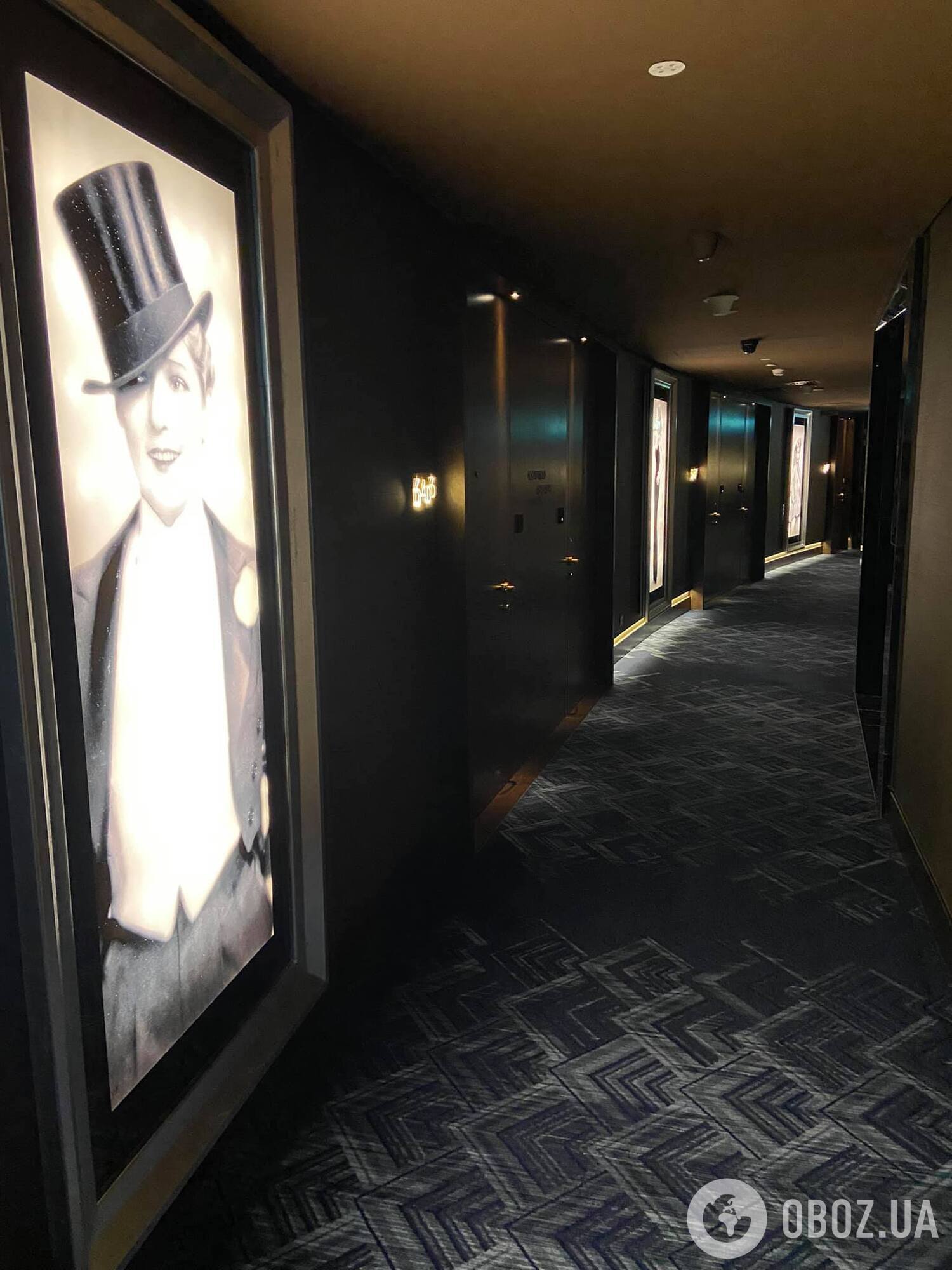 Затемнений коридор готелю з фотографіями зірок у готелі Paramount.