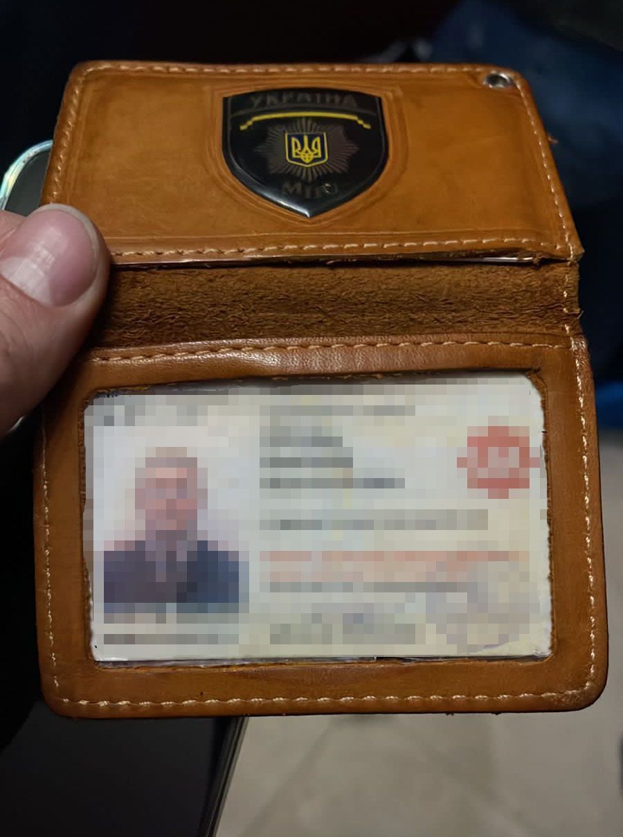 У зловмисників знайшли посвідчення правоохоронців.