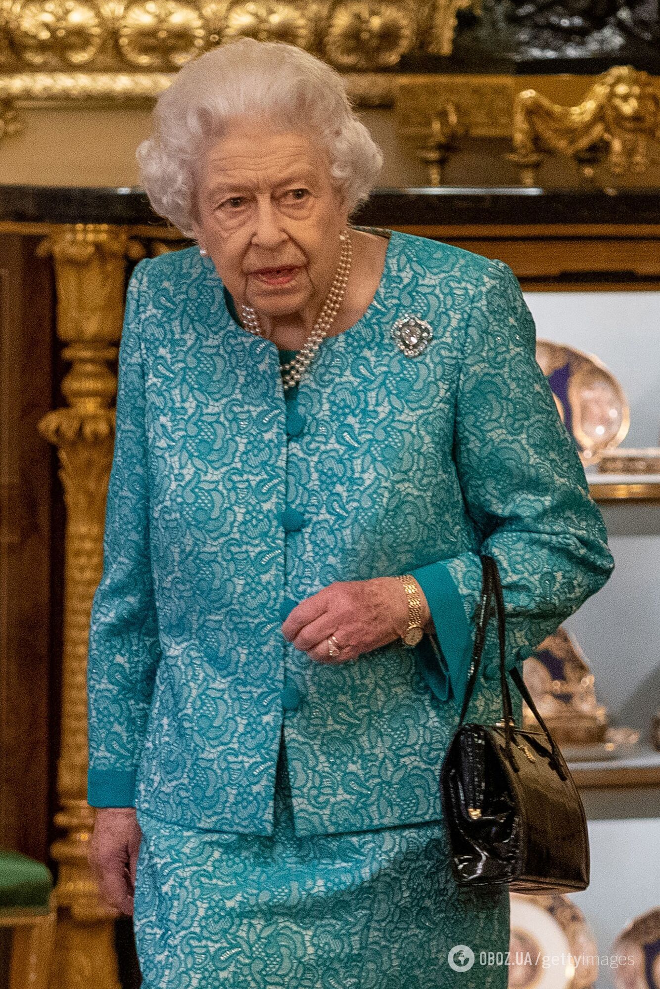 У королевы заметили странный оттенок кожи на руках