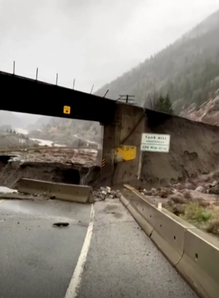 Руйнування в Канаді після повені.