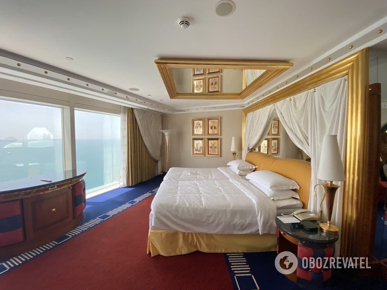 Спальня на другому поверсі номера Deluxe Marina Suite.