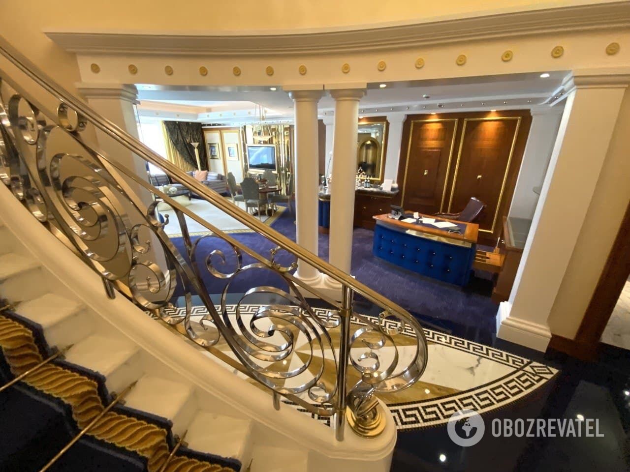 Лестница, ведущая с первого на второй этаж номера Deluxe Marina Suite.