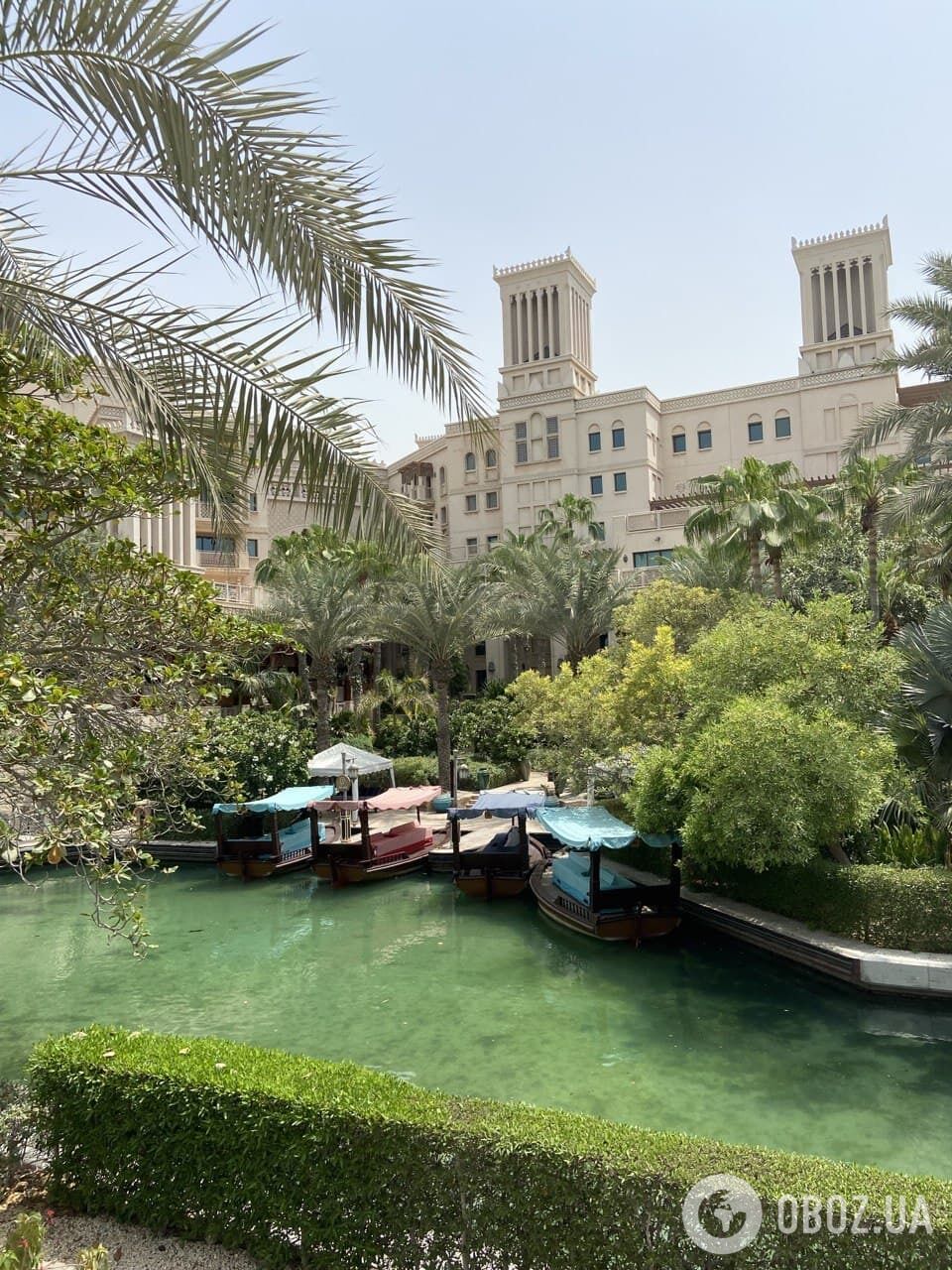 Территория отеля Al Qasr.