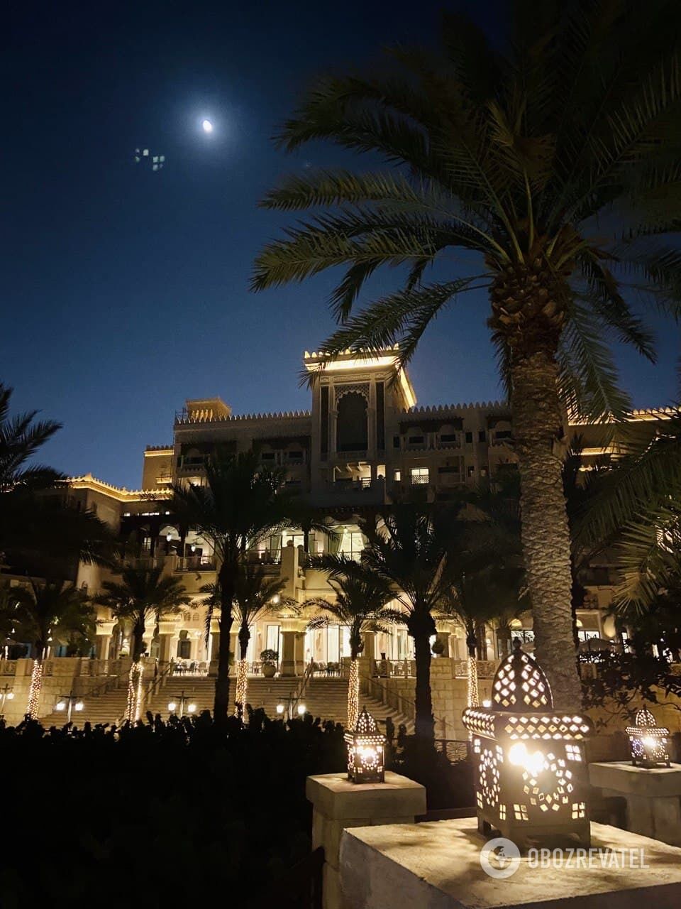Територія готелю Al Qasr.
