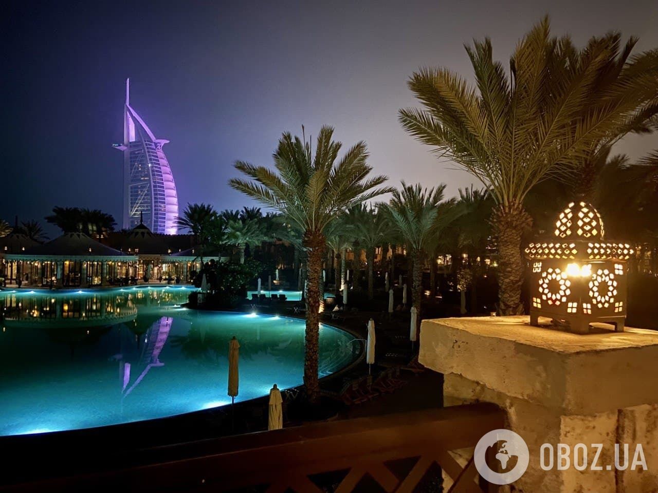 Вид на Burj Al Arab с территории отеля Al Qasr.