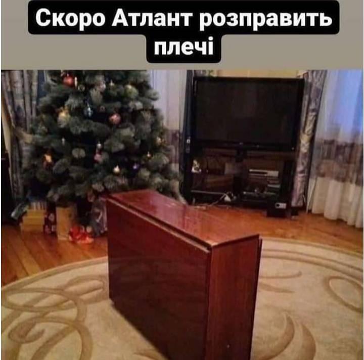 Мем о новогоднем застолье