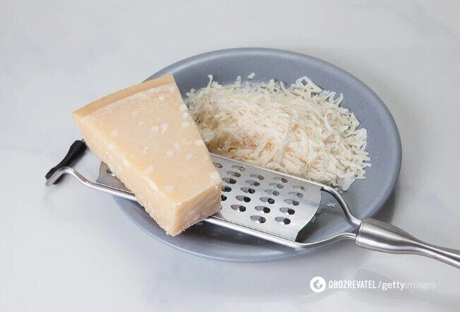 Натертый сыр для салата