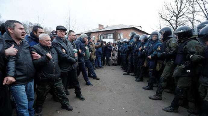 Місцеві жителі активно протестували проти евакуйованих