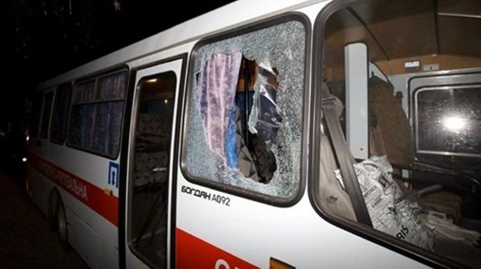Вікна автобуса з евакуйованими українцями розбили камінням
