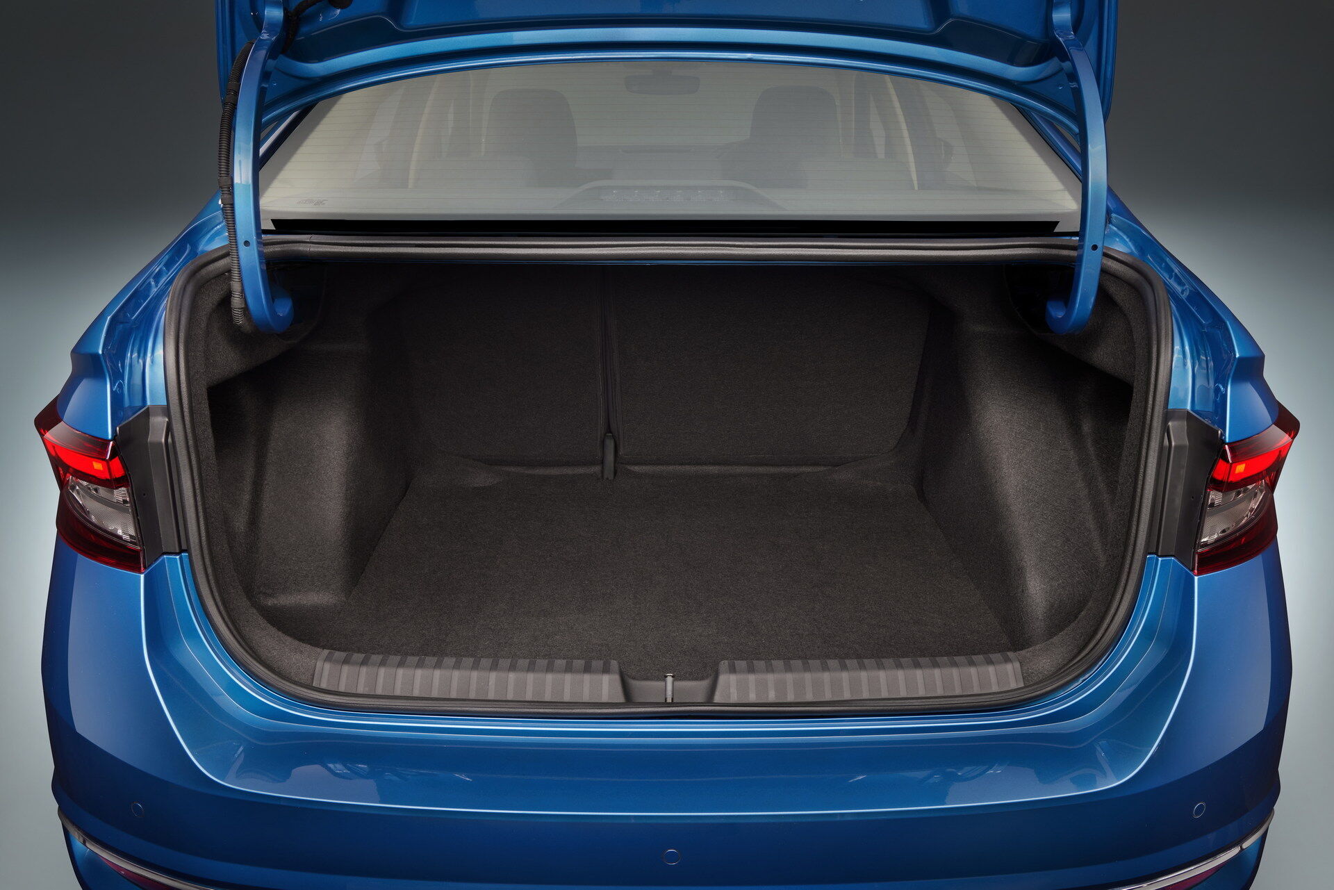 Объем багажного отделения варьируется от 521 до 1050 л в зависимости от положения спинки задних сидений