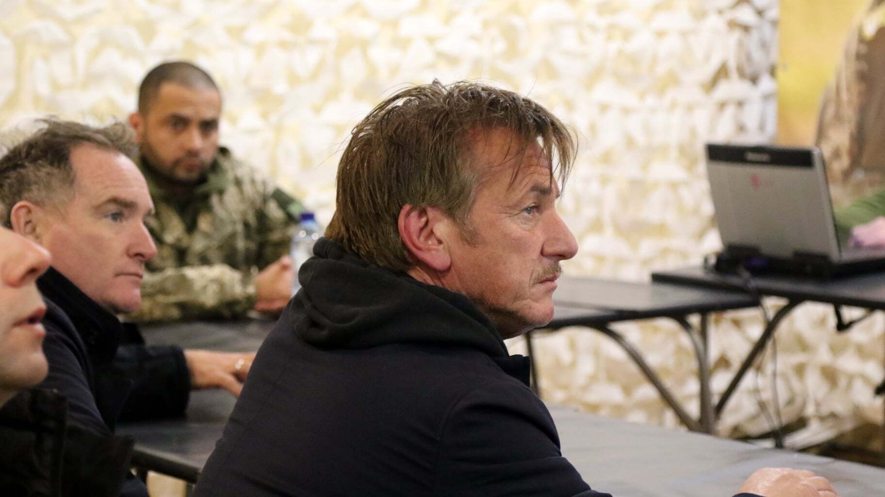Актер и режиссер Шон Пенн во время визита на Донбасс