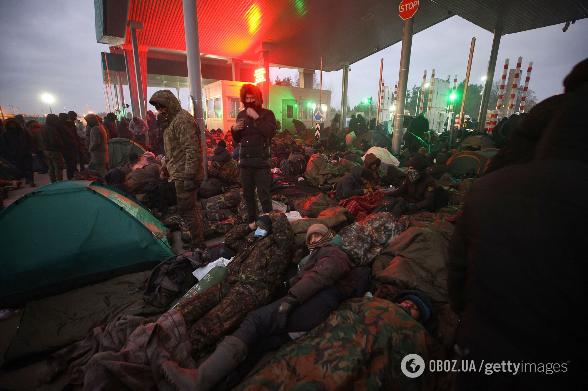 Мигранты разбили лагерь на посту "Брузги" недалеко от польского пограничного перехода, 15 ноября 2021 года.