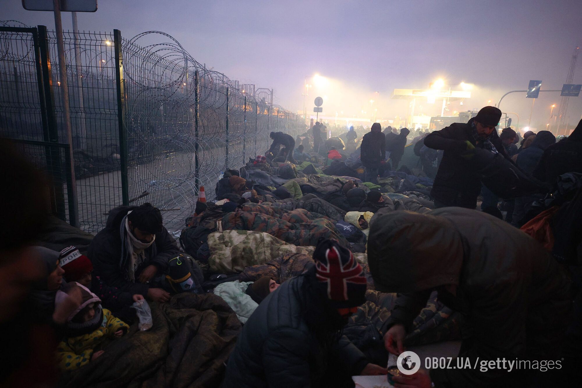 Мигранты, которые собрались на белорусской стороне у пункта пропуска "Кузница Белостоцкая" на границе с Польшей, 15 ноября 2021 года.