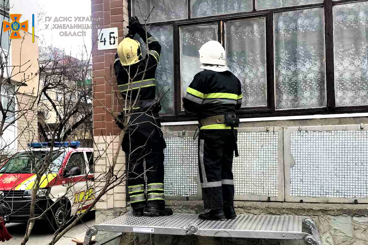 Рятувальники залізли до квартири через балкон.