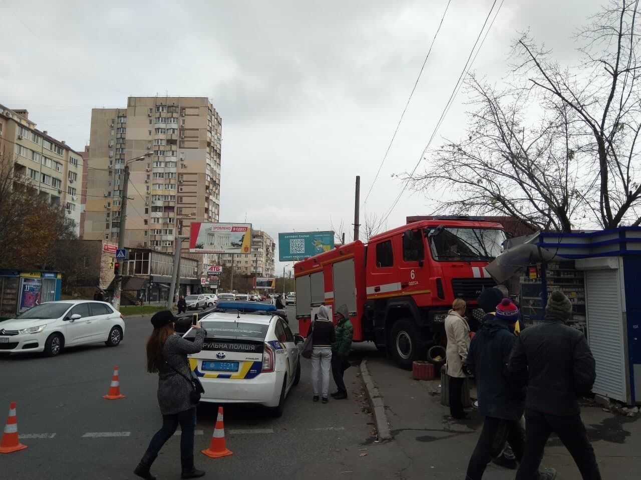 В Одессе пожарный автомобиль снес терминал самообслуживания