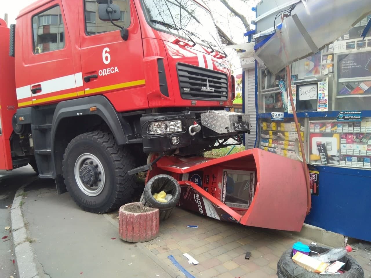 Пожарный автомобиль врезался в киоск в Одессе