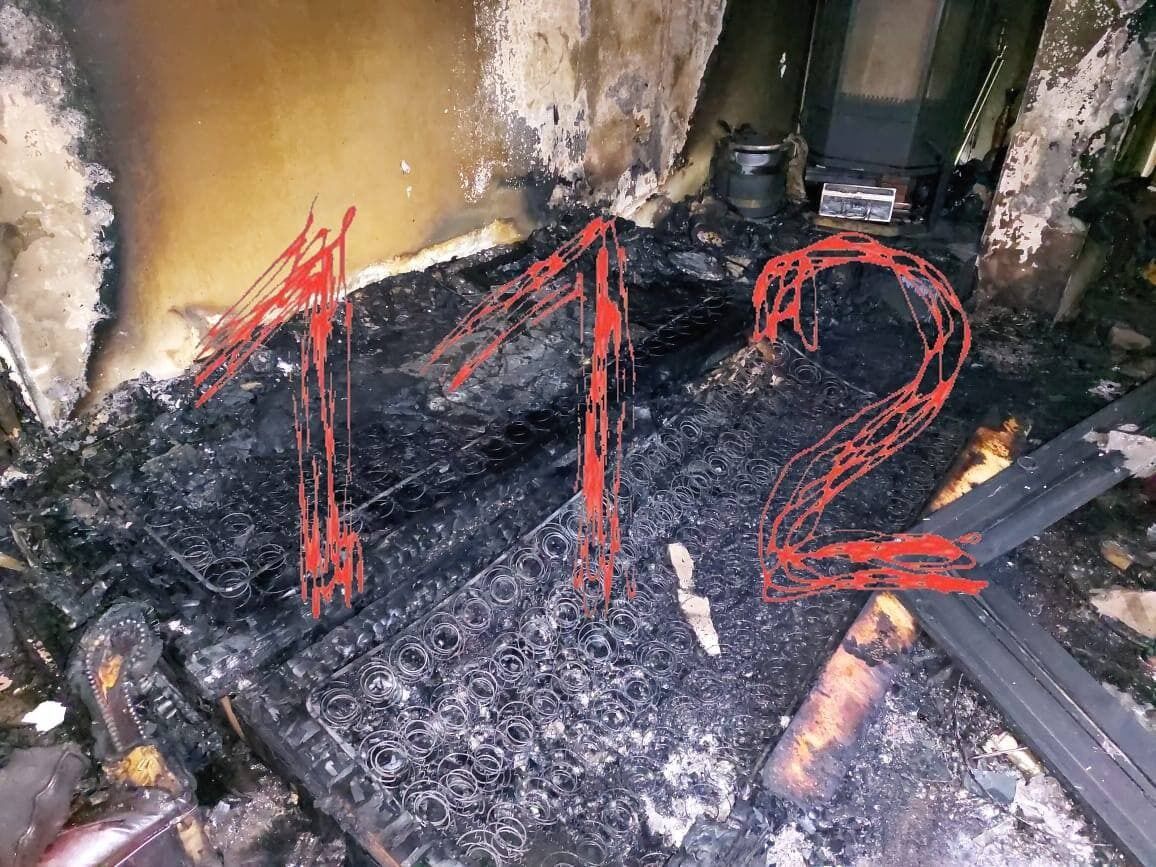 Фото с места пожара в квартире Марины Хлебниковой.