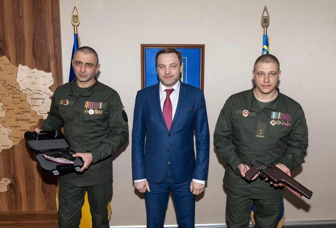 Министр вручил оружие военным