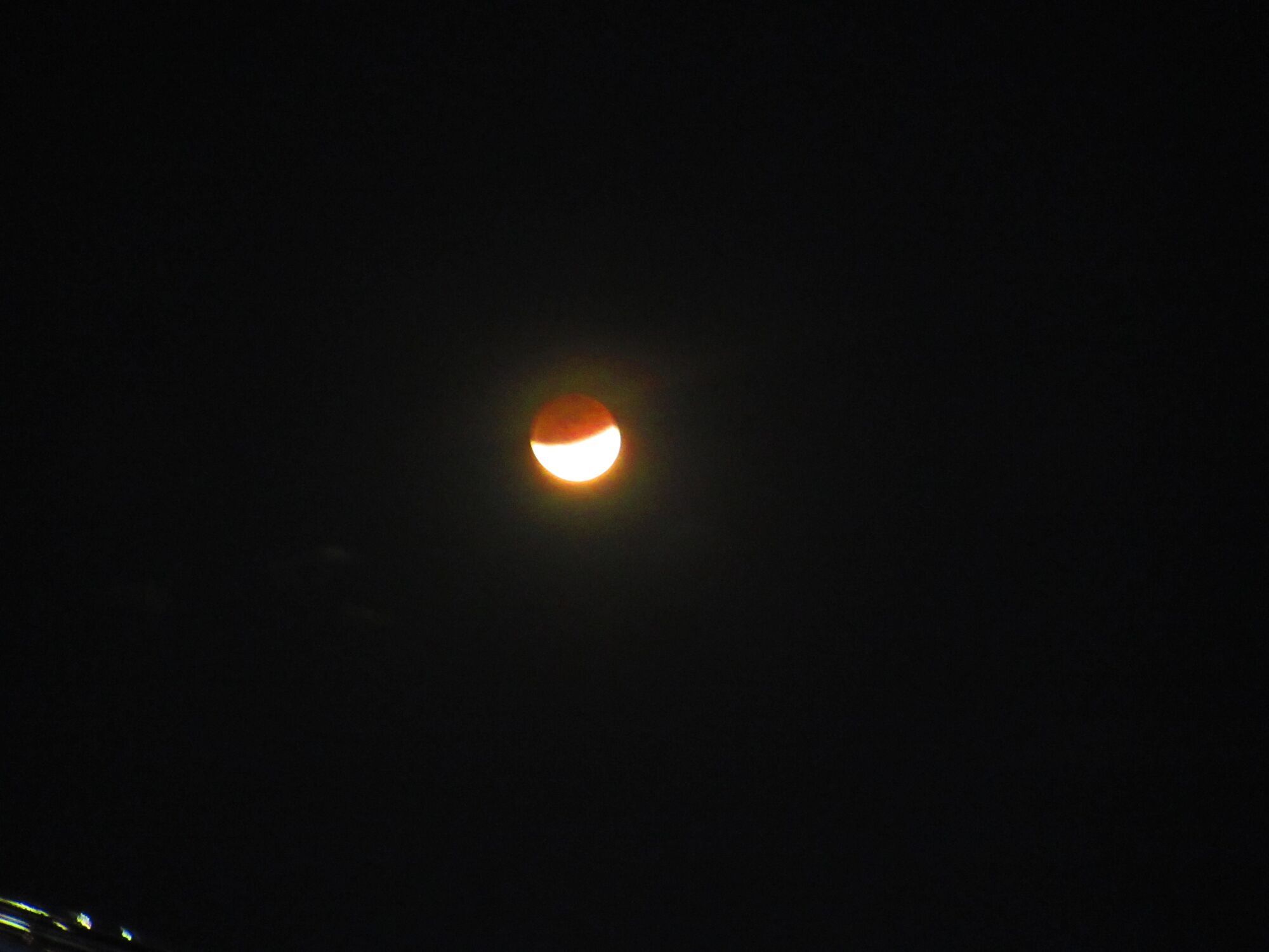 Частичное лунное затмение, наблюдаемое из северного Калукана (Филиппины)