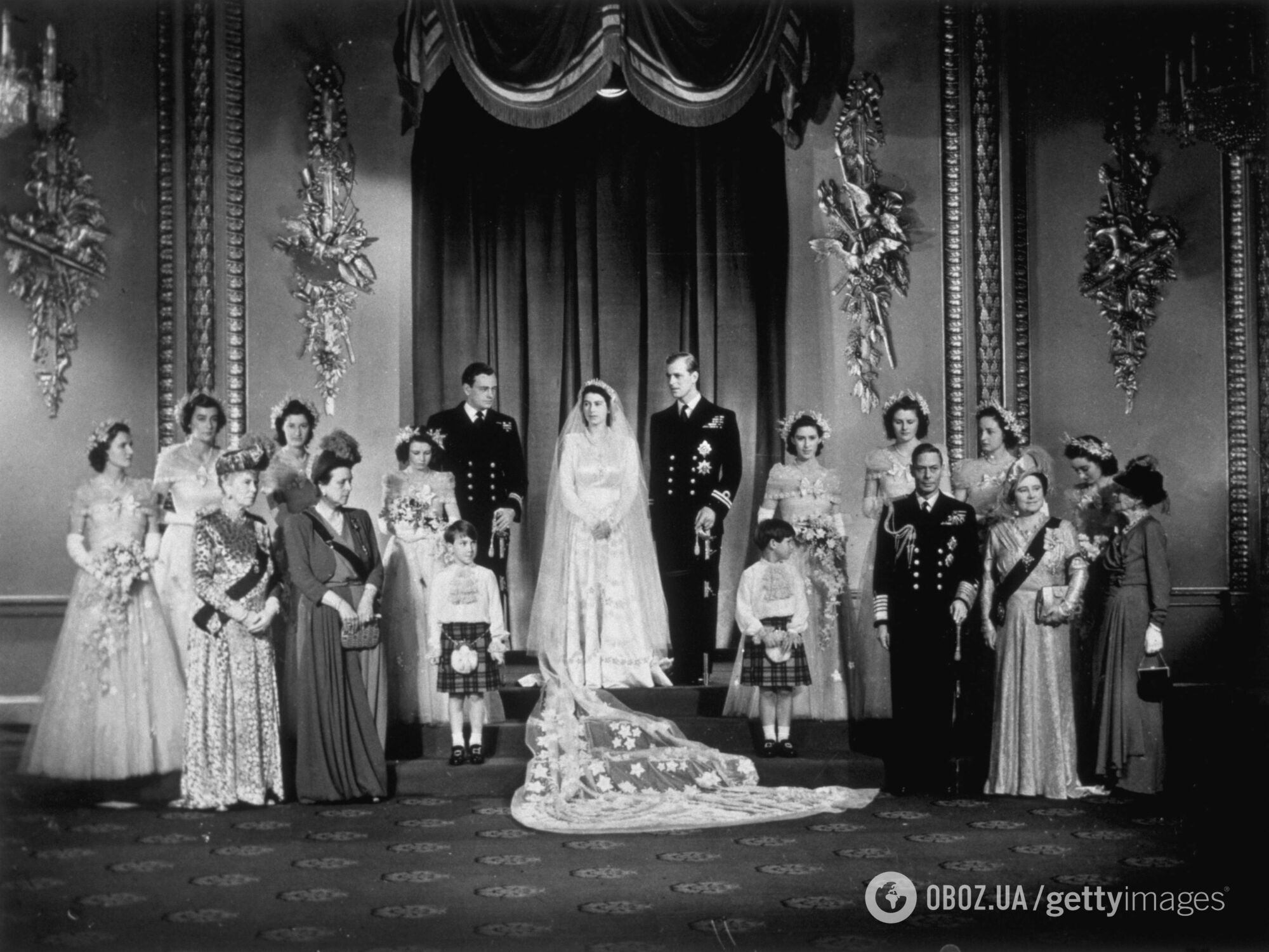 Архівний кадр із весілля Єлизавети II, де вона без букета