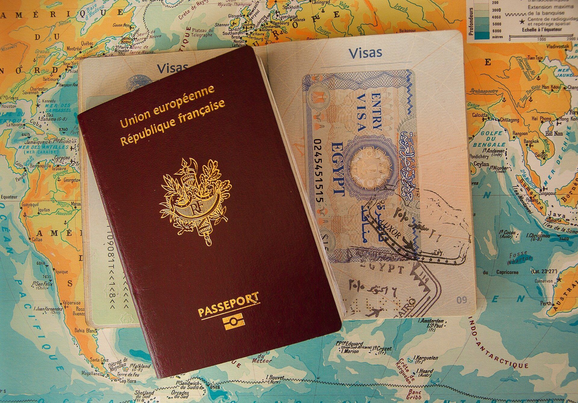 За границей можно получить временный паспорт.