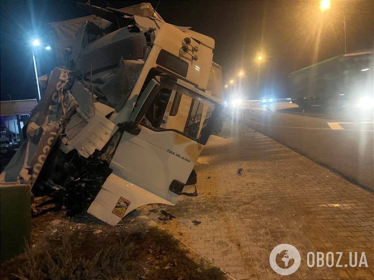 Можливо, водій однієї з вантажівок заснув.