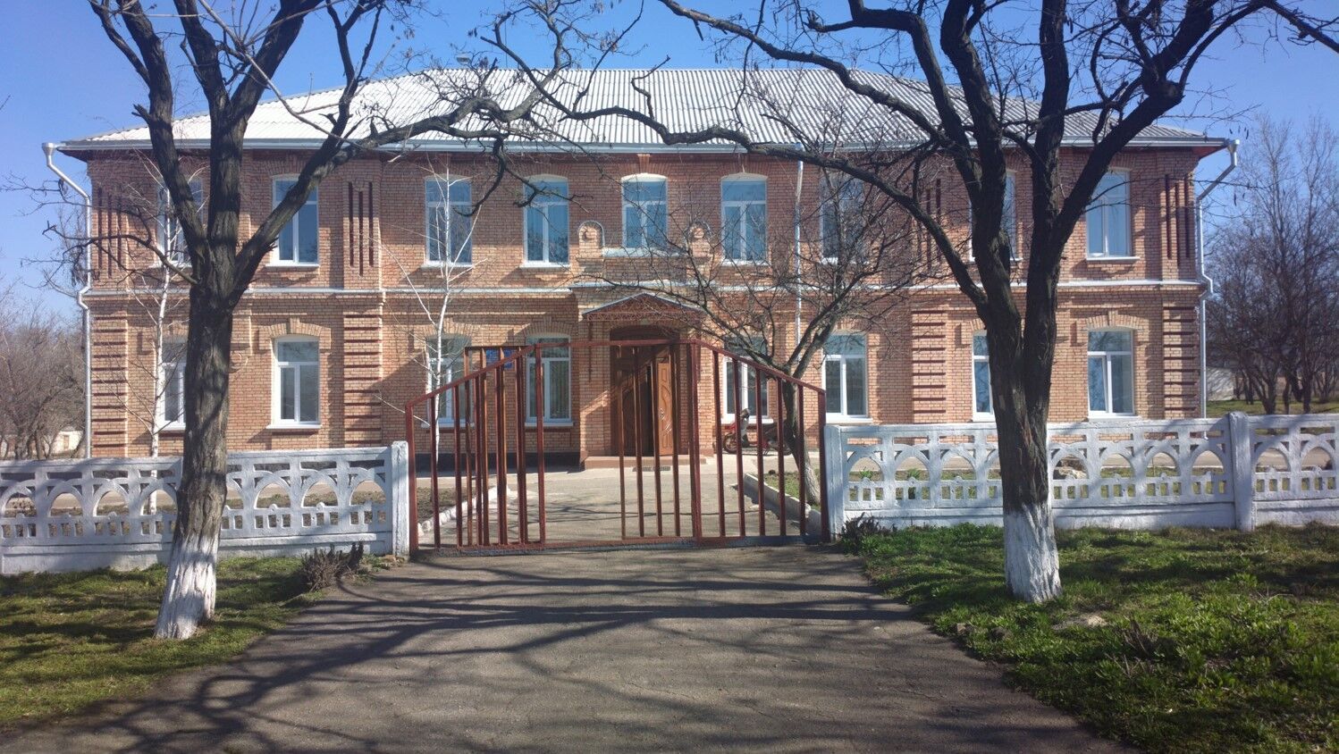 Школа в селе Покровское