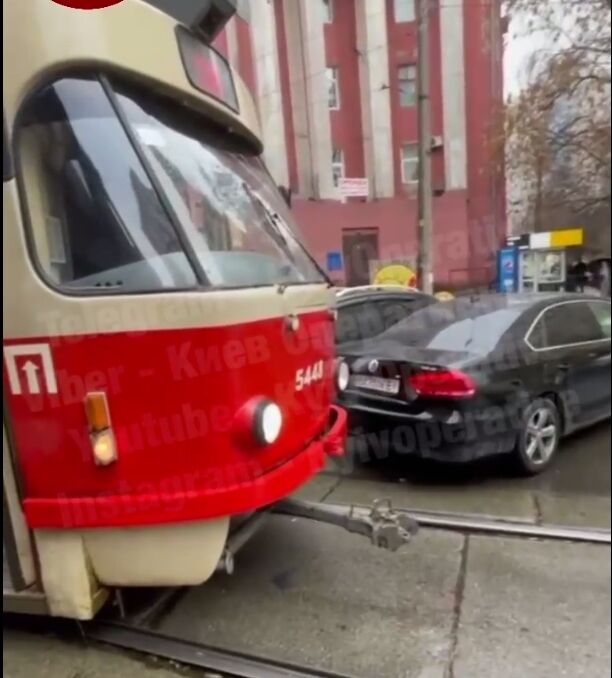 Машина заблокировала проезд трамваев.