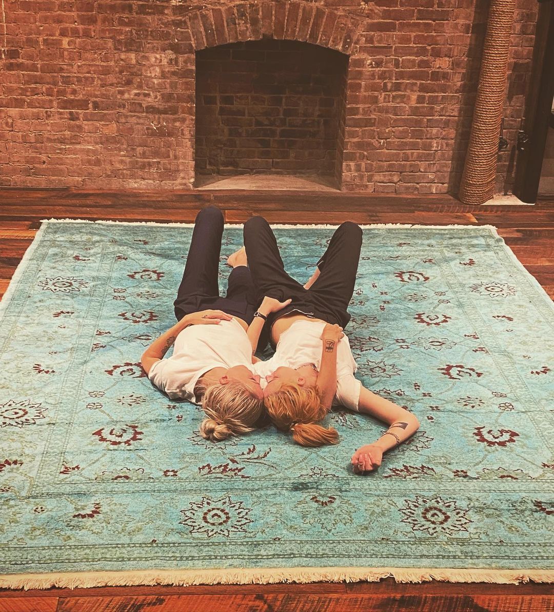 Кристен и Дилан лежат на полу.