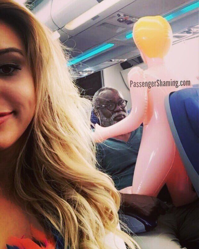 Пассажир взял с собой в салон резиновую куклу.