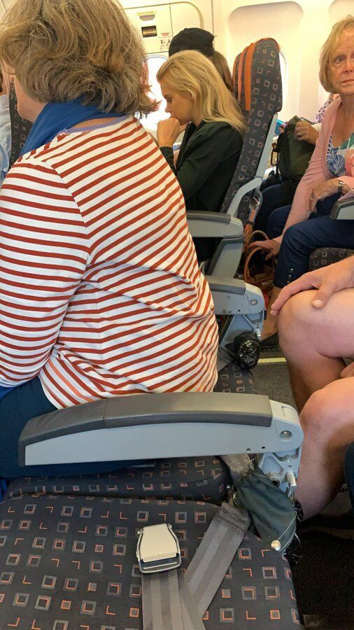 Пассажирка в самолете на сиденье без спинки.