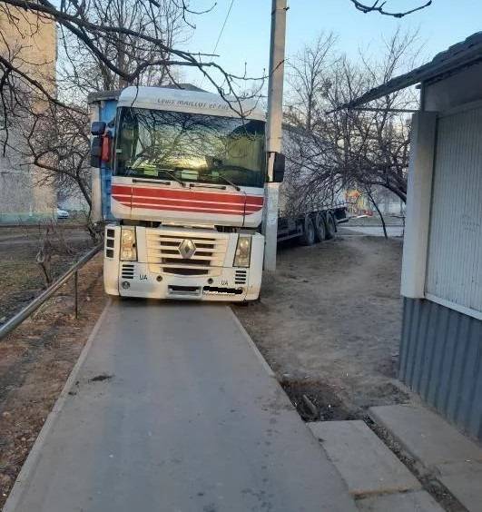 Водитель пытался прокатиться по тротуару.