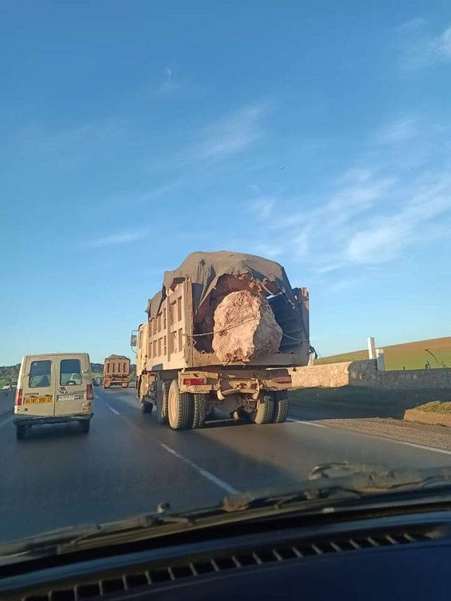 Авто перевозит опасный груз.