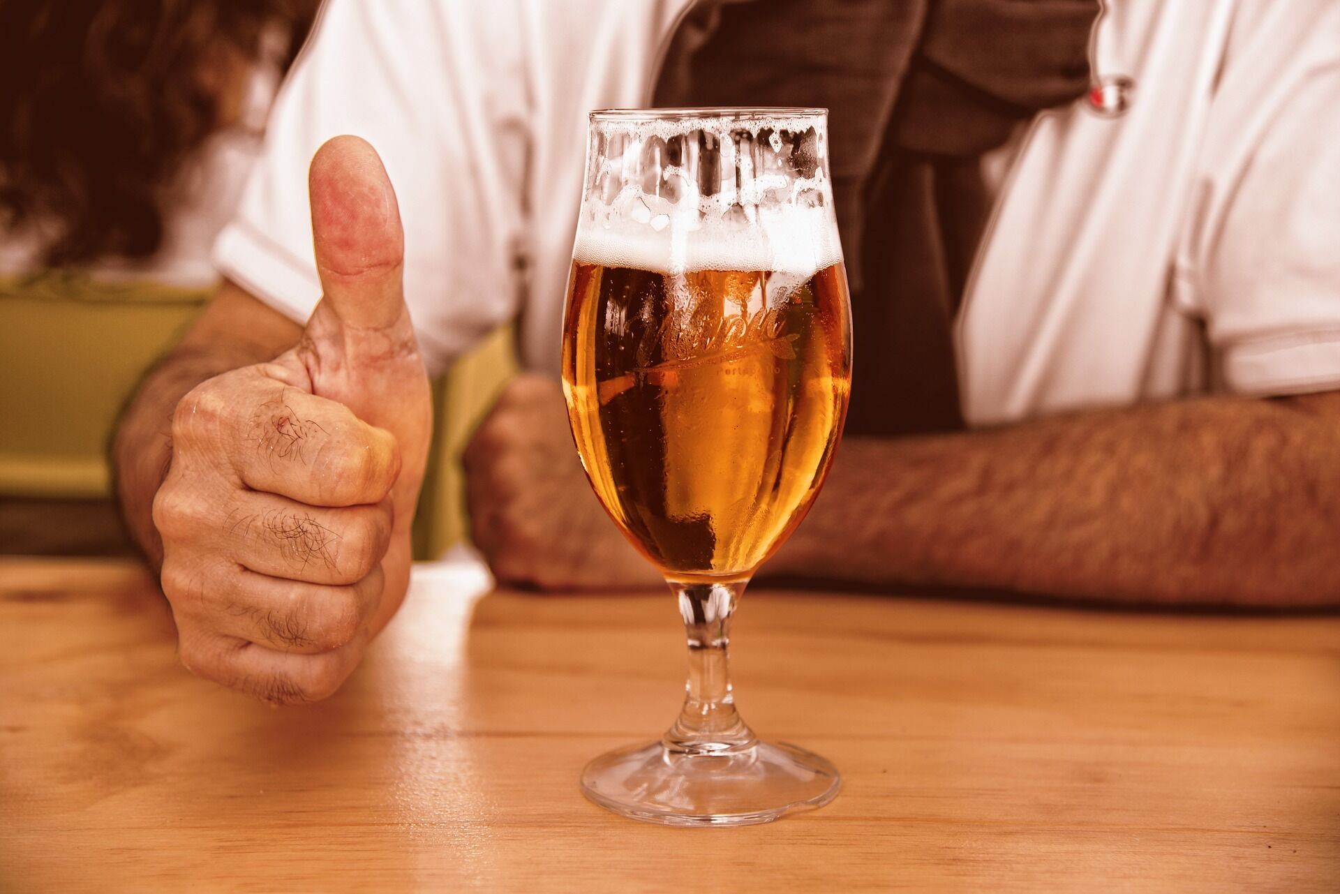 Немцы для заказа пива используют разные жесты.
