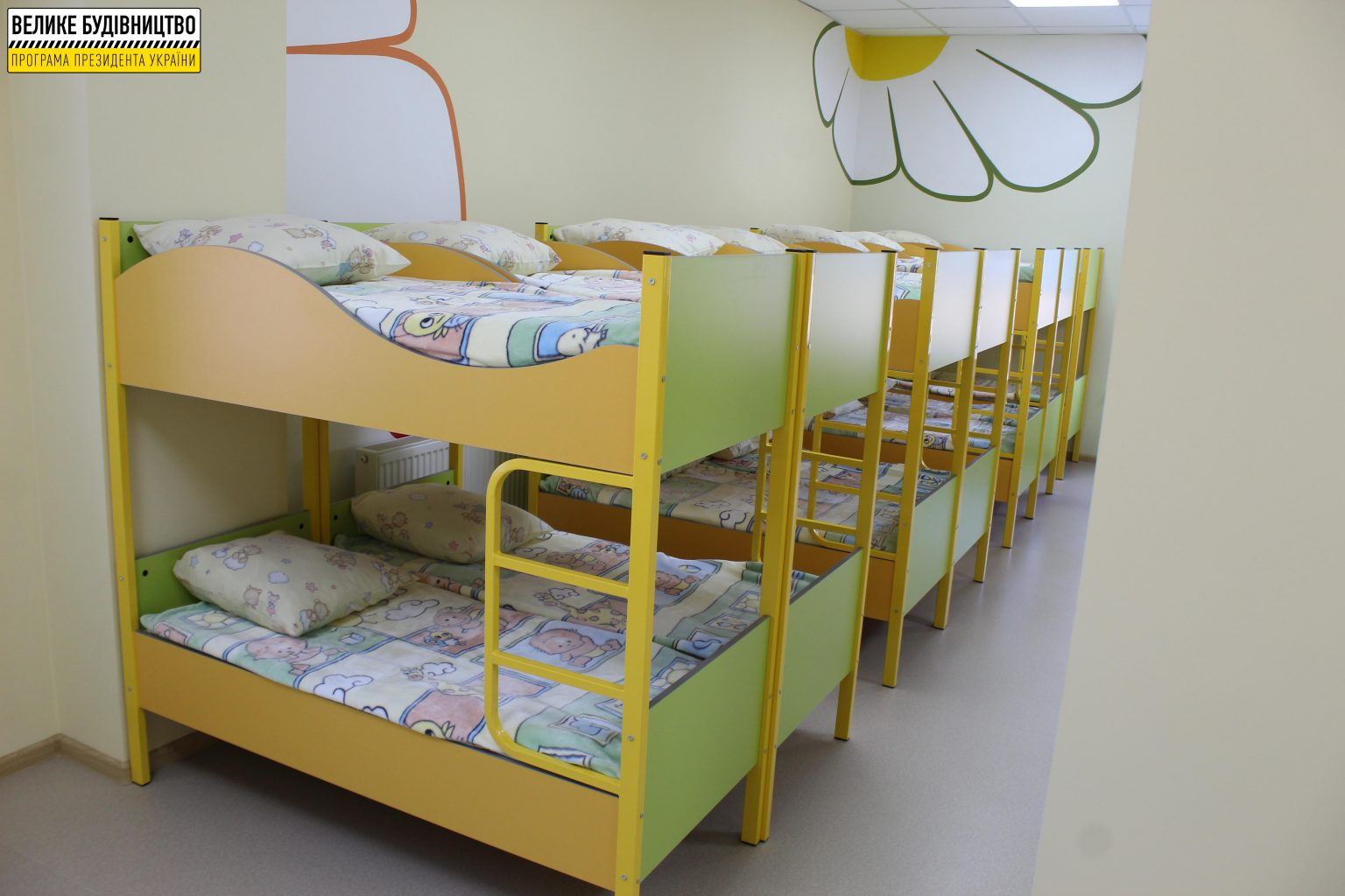 Садик имеет удобные, светлые комнаты и безопасную детскую площадку.